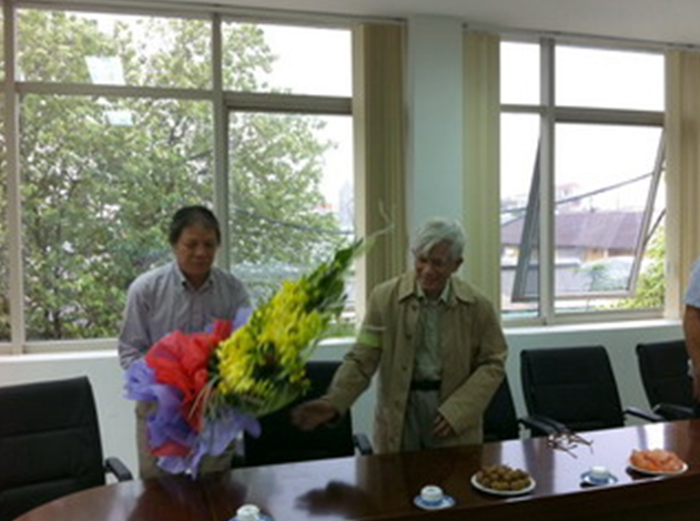 Nguyên Tổng giám đốc Trần Ngọc Quang thăm và làm việc với Viện Nghiên cứu phát triển và Trường Cao đẳng nghề Viglacera